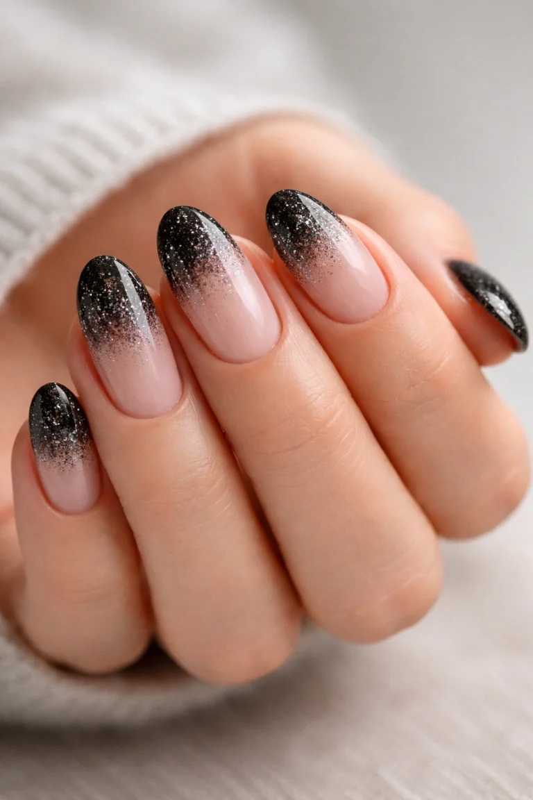 15 Short Glitter Almond Nails for a Night Out