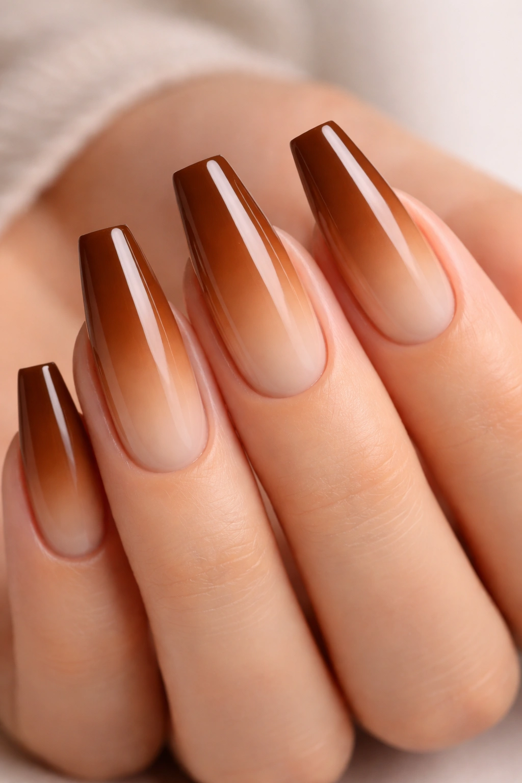 Nails with caramel ombré gradient from light to dark brown