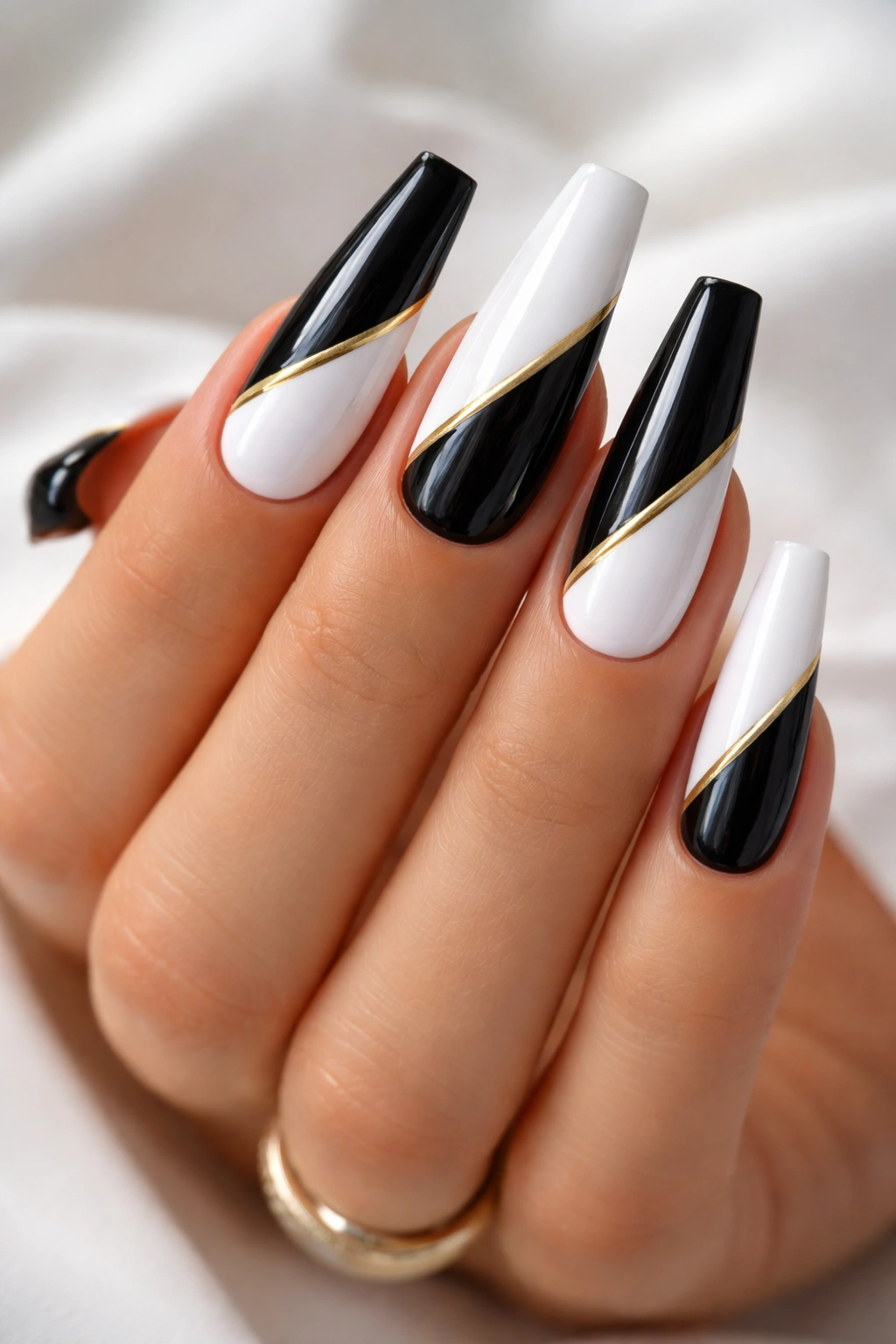 Coffin nails with black and white color blocks and a thin gold stripe