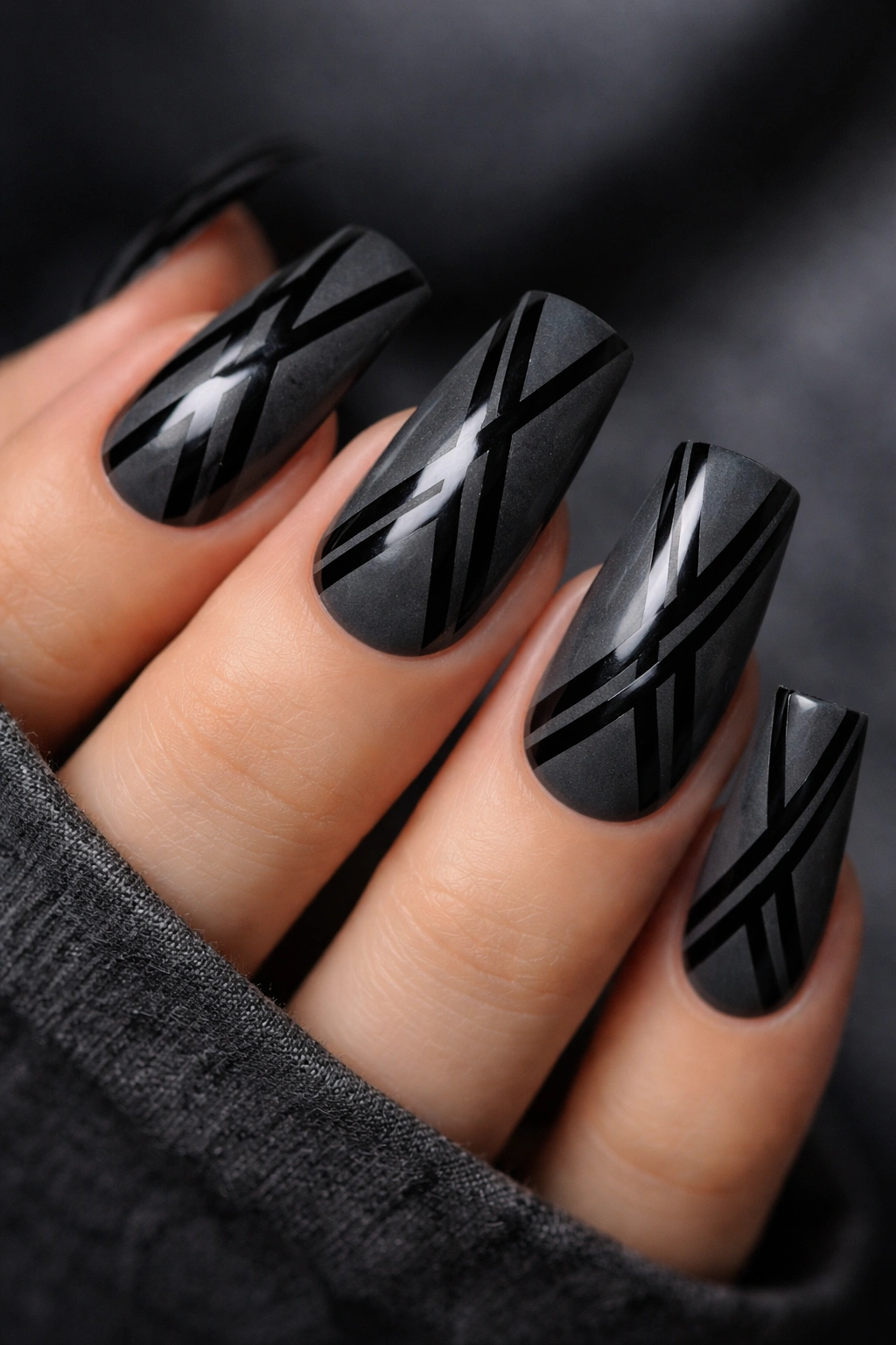 Duck nails dark gray with black geometric stripes