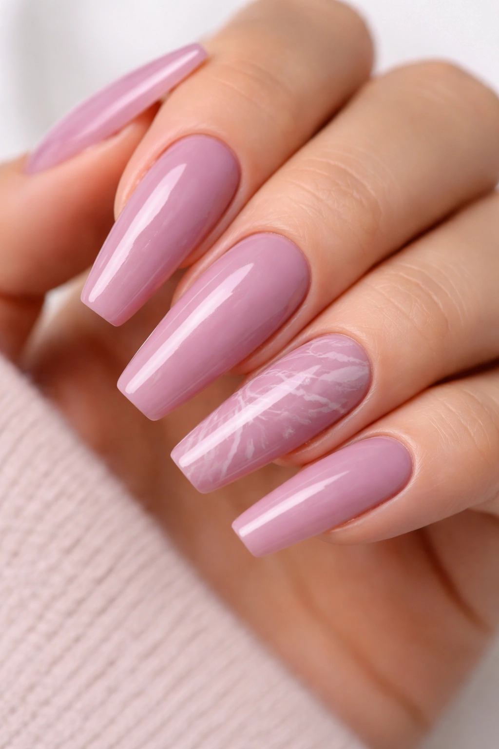 Mauve marble nails with white veining