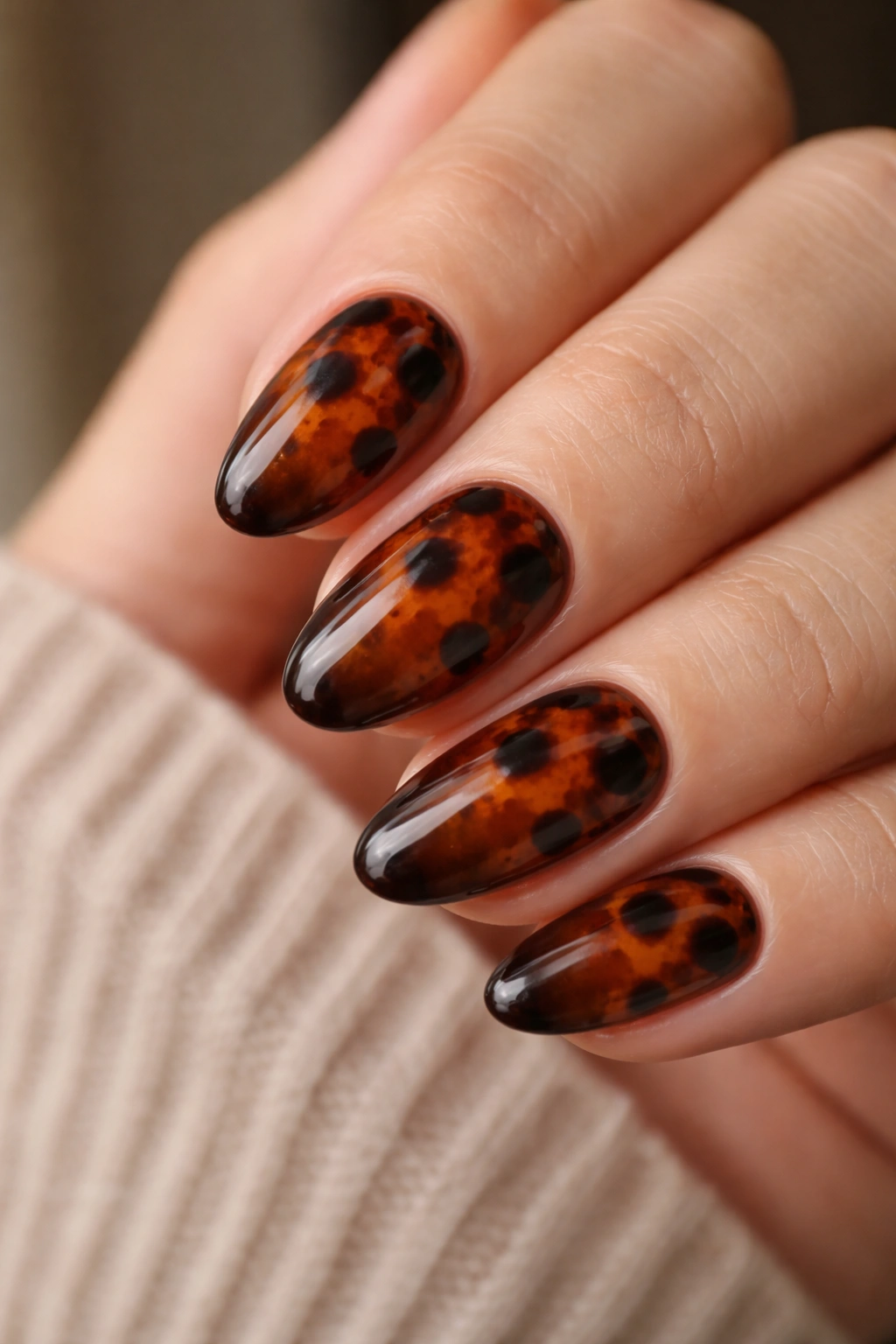 Ombré caramel tortoiseshell on short almond nails