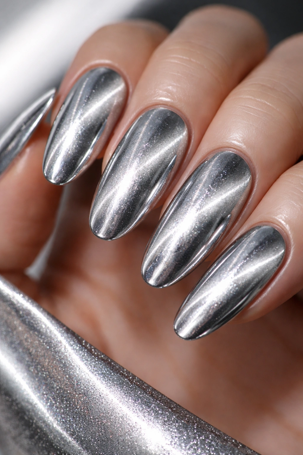 Close-up nails with silver chrome cat eye stripe