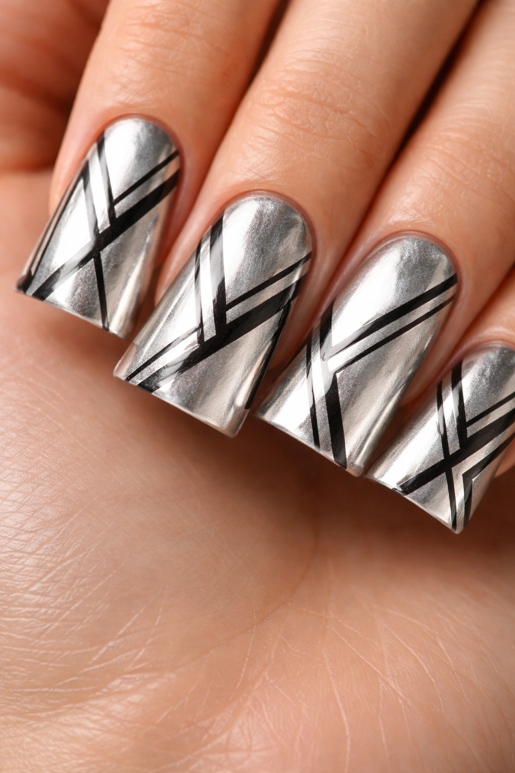 Duck nail with silver base and bold geometric lines.