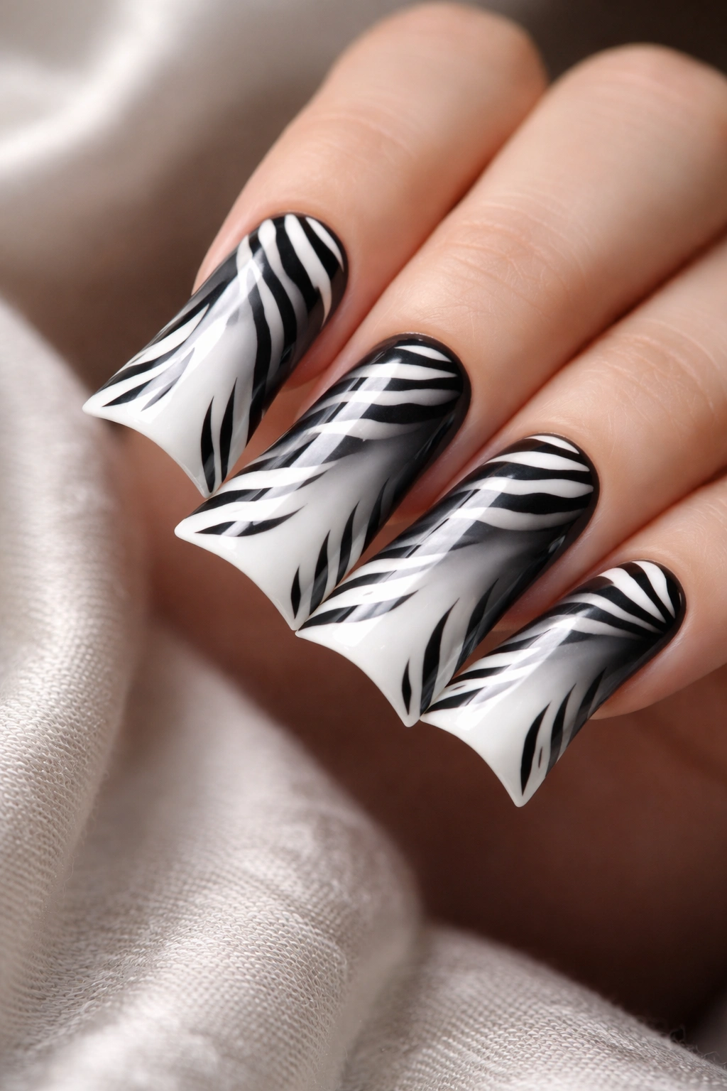 Duck nails with zebra stripes and central gradient transition