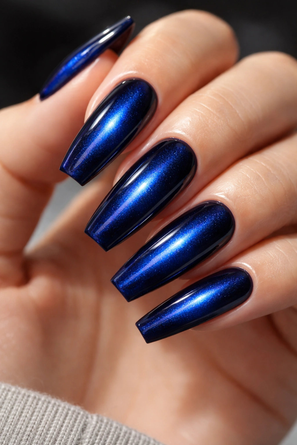 Ballerina nails showing sapphire cat-eye with cobalt shift