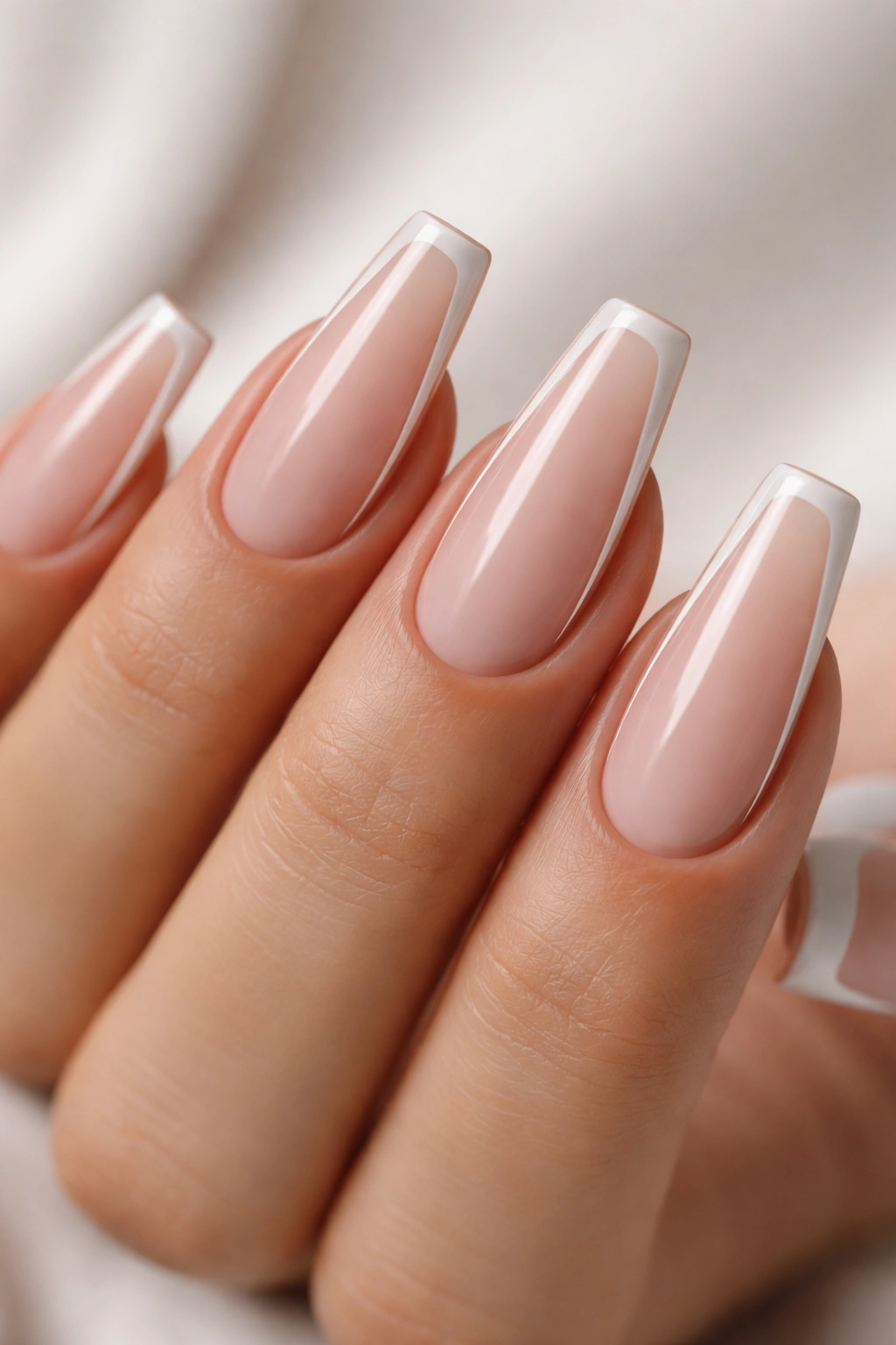 Coffin nails with a thin outline along edges and nude center
