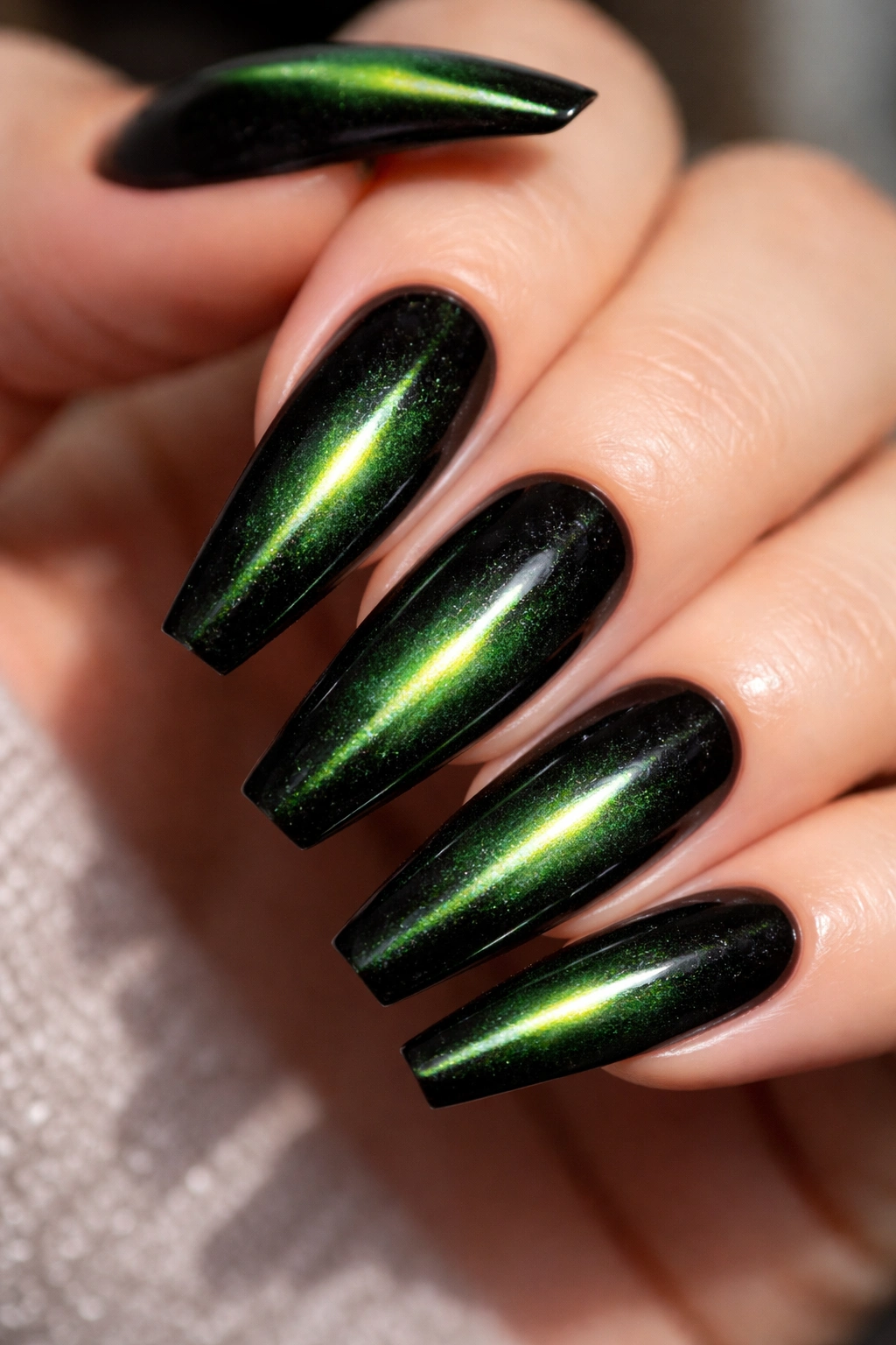 Velvet black cat eye coffin nails with green glow beam